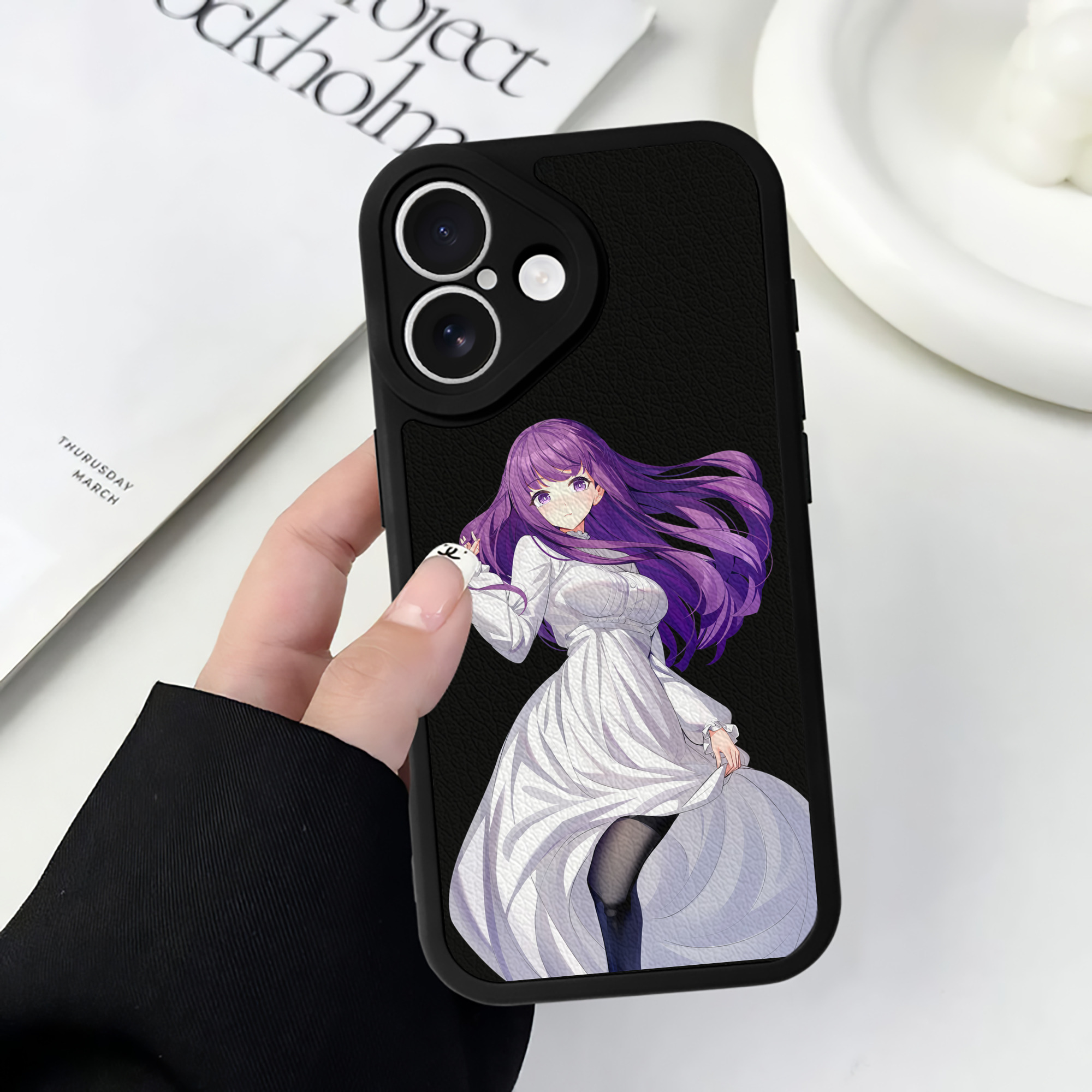 （画像用） 葬送のフリーレン Frieren 【iPhone 16シリーズ対応】シリコンスマホケース（レザー調） 材質：シリコン